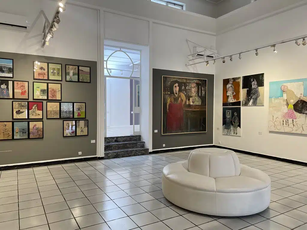 Dans la galerie d'art Delacroix à Tanger.