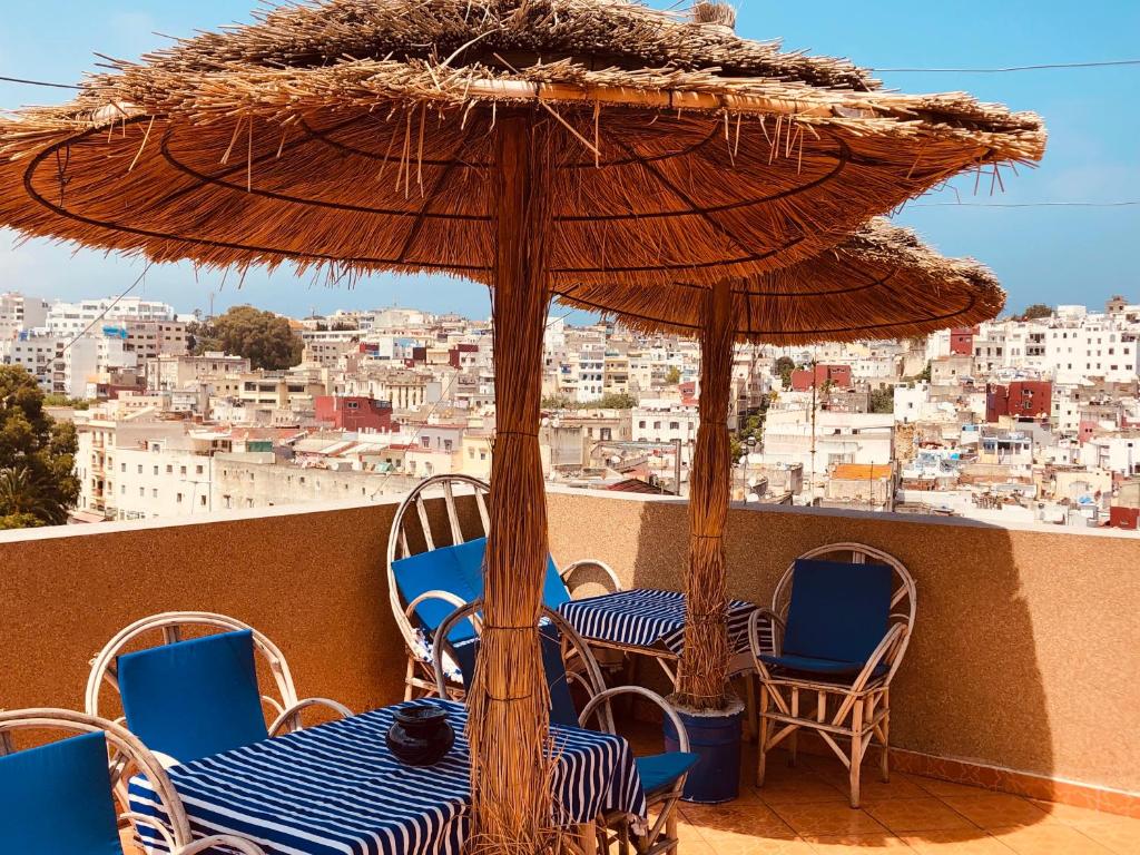 Terrasse de l'auberge TanjaLucia Hostel à Tanger.