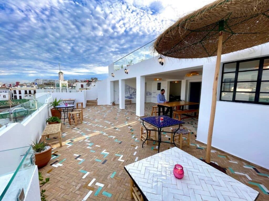 Terrasse rooftop de l'auberge Socco hostel à Tanger.