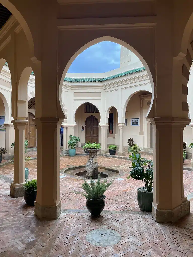 Dans la cour du phare du Cap Spartel à Tanger.