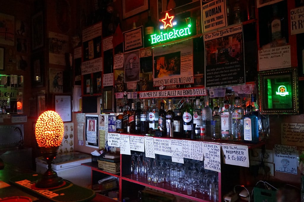 Au comptoir du Bar Number One à Tanger, l'un des rares établissements à vendre de l'alcool à Tanger.