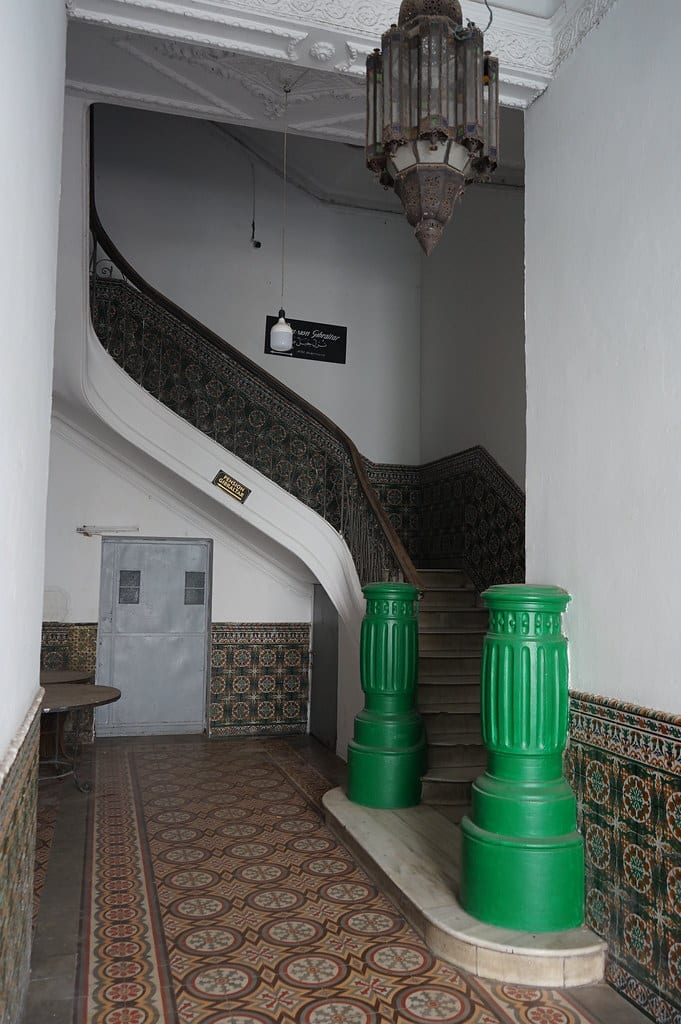 Dans un hall d'entrée du centre ville de Tanger.