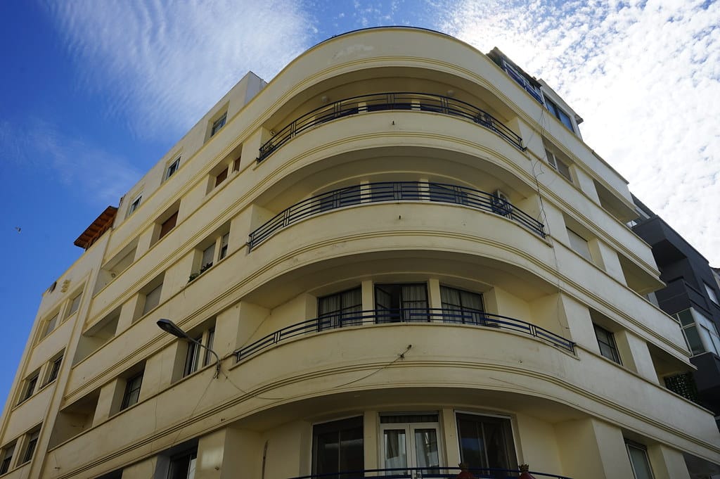 Immeuble du centre-ville de Tanger tendance Art Deco paquebot.