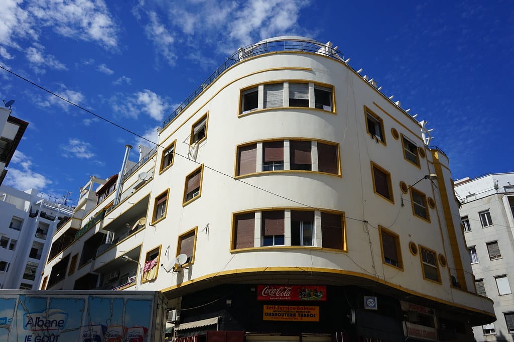 Immeuble du centre-ville de Tanger tendance Art Deco paquebot.