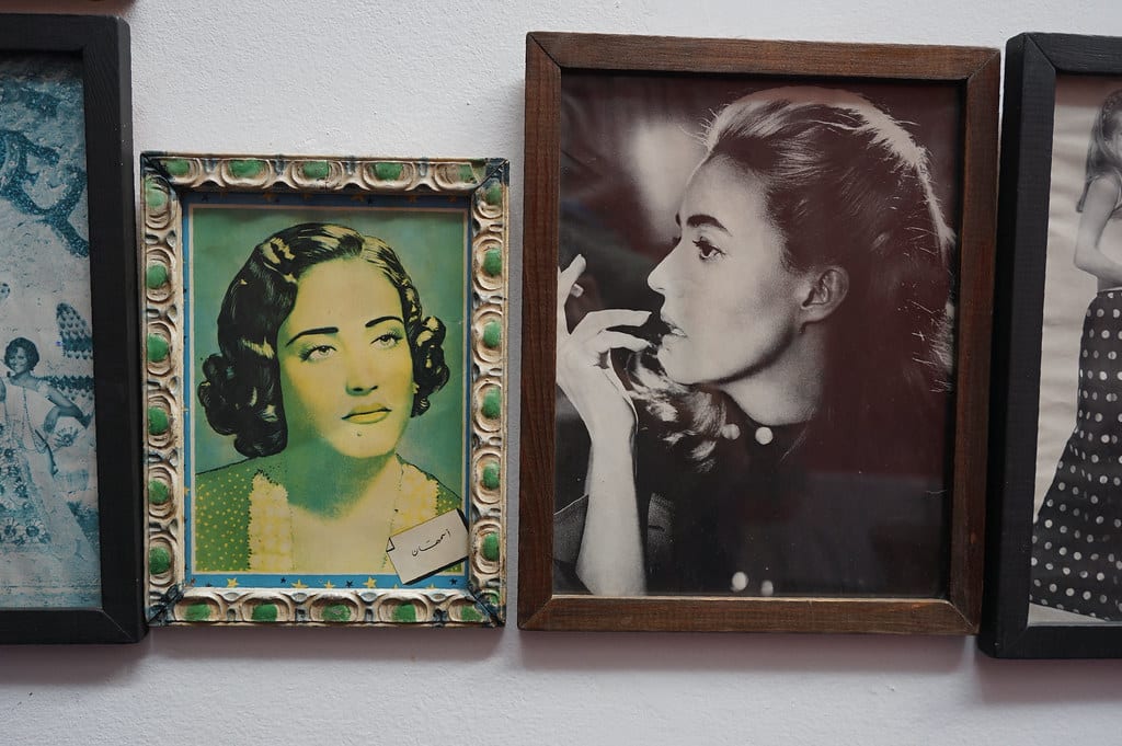 Portraits de la chanteuse syrienne Amal El Atrache et de Jeanne Moreau au Cinéma Rif de Tanger.