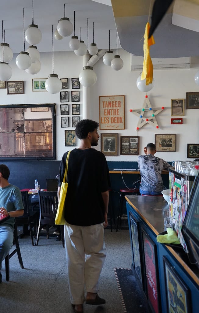 Dans le café du Cinéma Rif à Tanger.