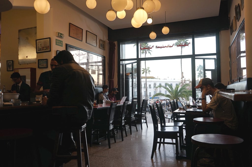 Dans le café du Cinéma Rif à Tanger.