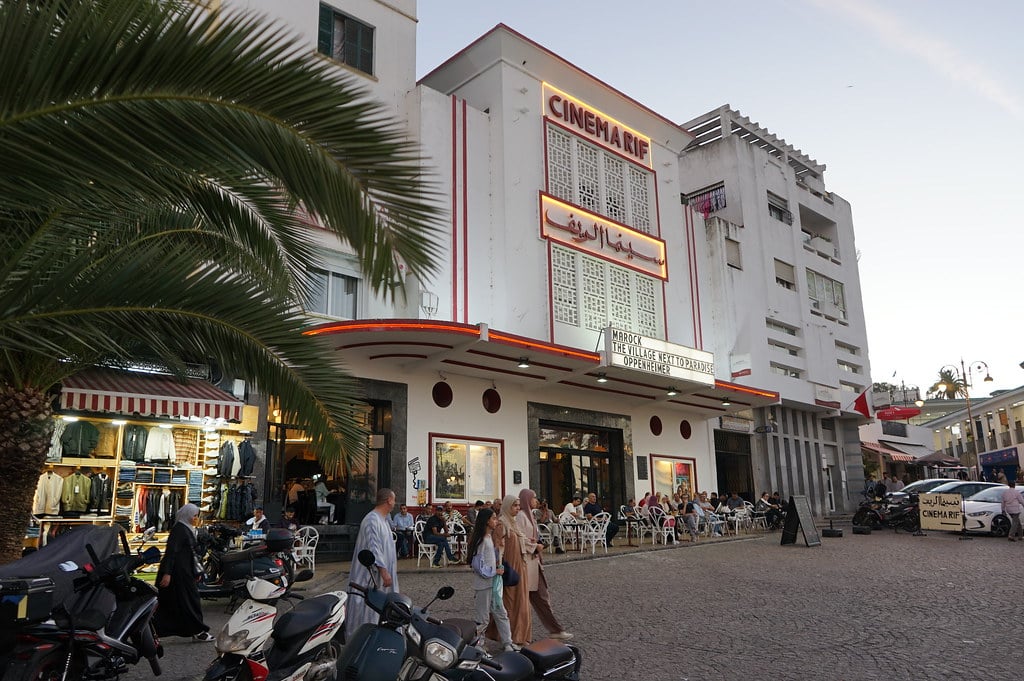 Terrasse du Cinema Rif à Tanger avant le crépuscule.