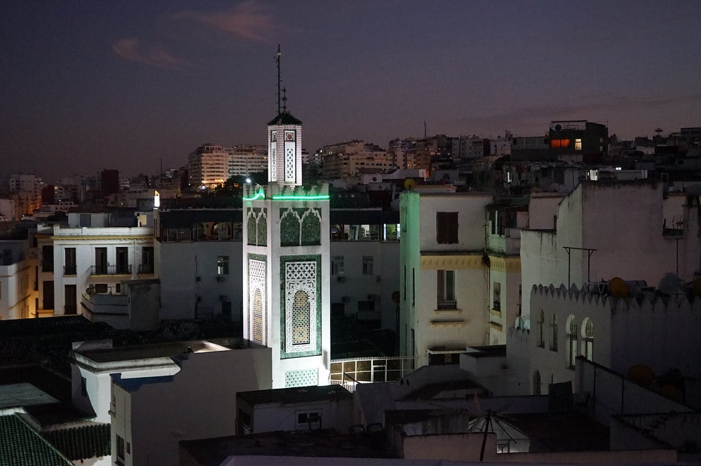 Grande mosquée de nuit dans la Medina à Tanger.