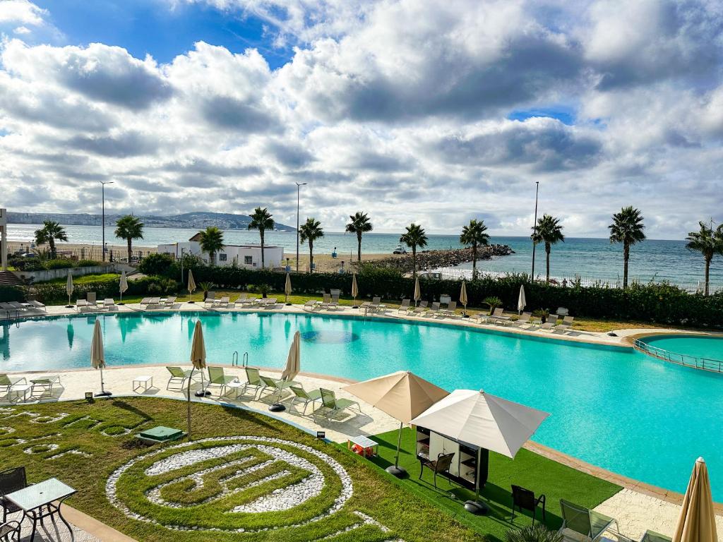 Piscine et jardin de l'Hotel Grand Mogador Sea View Spa à Tanger.