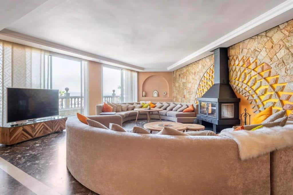 Salon XXL de la villa Haddad's for families dans la Montagne de Tanger.