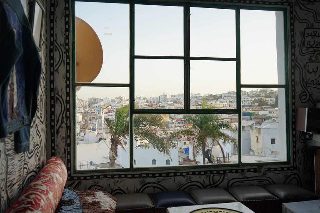 Vue depuis l'intérieur du Café Cherifa dans le quartier de la Casbah à Tanger.