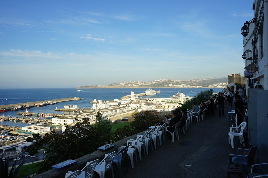 Terrasses de cafés dans le quartier de la Casbah au dessus du port de Tanger.