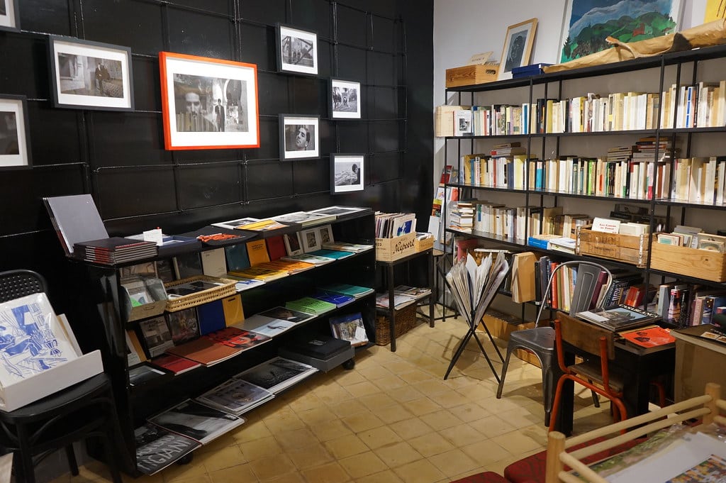 Dans la librairie "Les Insolites" de Tanger. La plus intéressante de la ville.