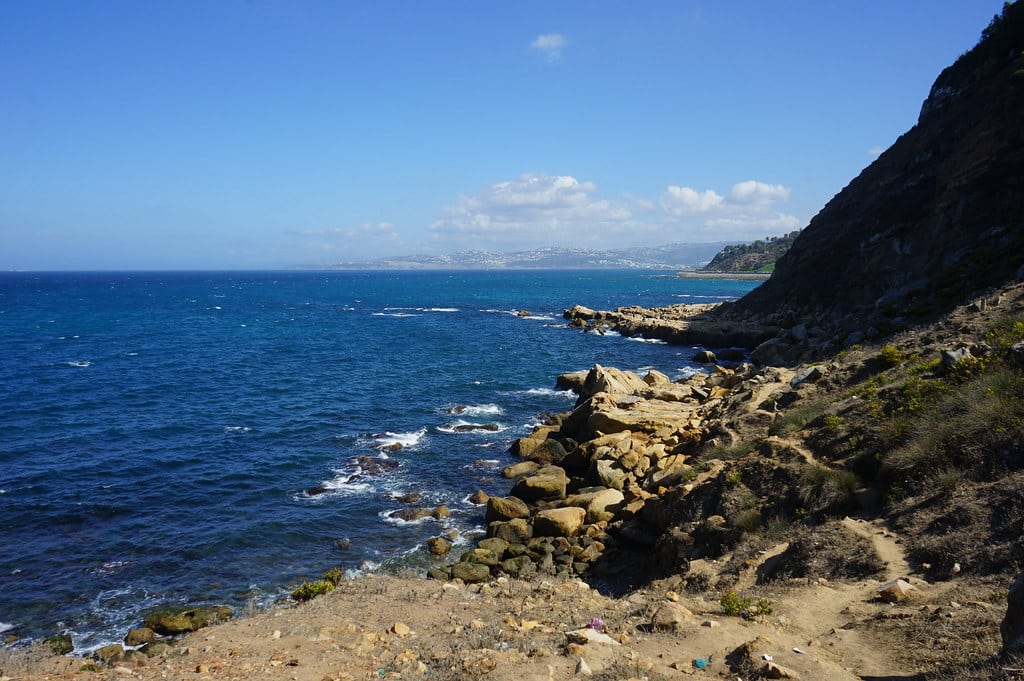 Sentier des pêcheurs après la plage Merkala à Tanger.