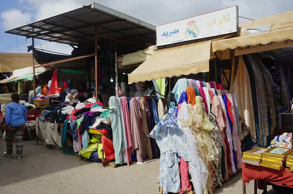 Marchand de tissus sur le marché de Casabarata à Tanger.