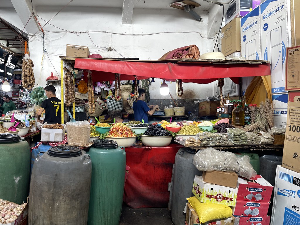 Marchand d'épices et de fruits séchés dans le marché de Casabarata à Tanger.