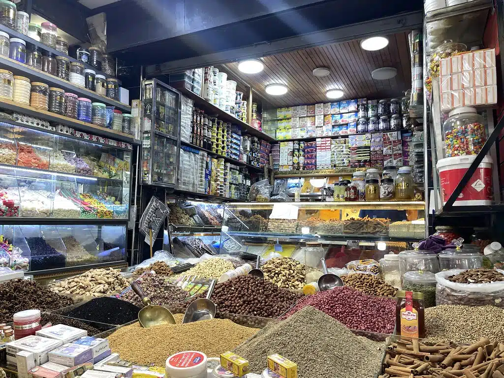 Marchand d'épices et de fruits séchés dans le marché de Casabarata à Tanger.