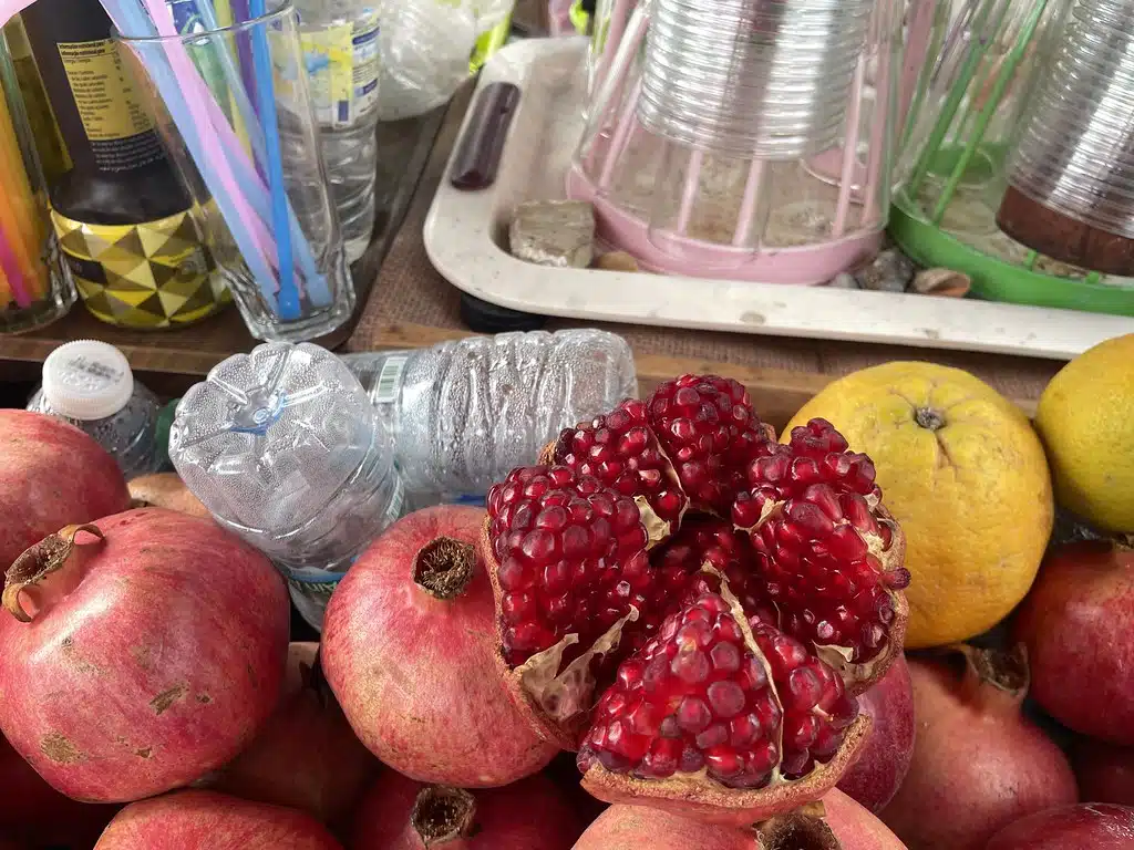 Stand de marchand de jus ambulant (grenade miam miam) dans le marché de Casabarata à Tanger.