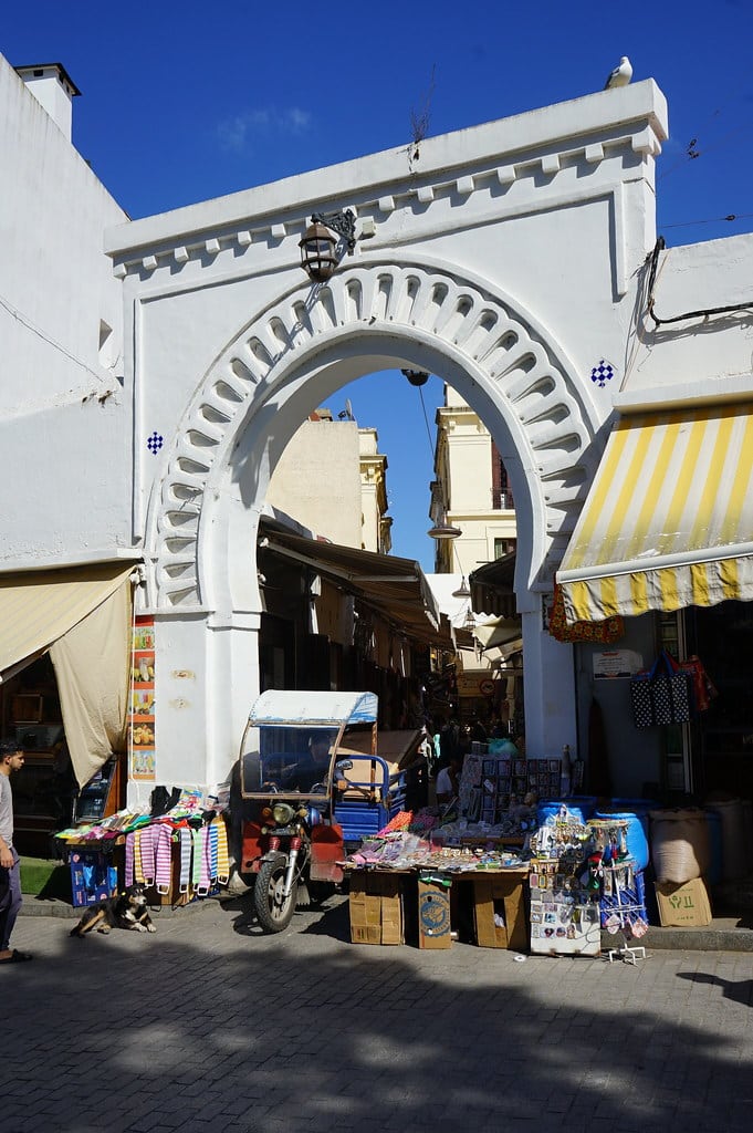 Porte de la medina de Tanger menant aux souks.