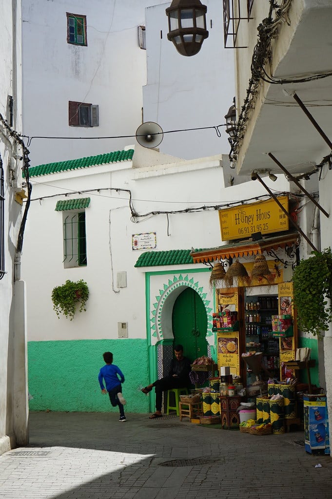 Devant un mausolée de la Médina de Tanger. La couleur verte sur la porte et les tuiles indiquent un lieu religieux (mosquée ou confrérie religieuse).