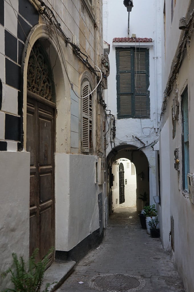 Ruelle de la médina de Tanger, probablement dans le quartier juif. Les fenêtres ouvertes sur la rue sont généralement un signe distinctif.