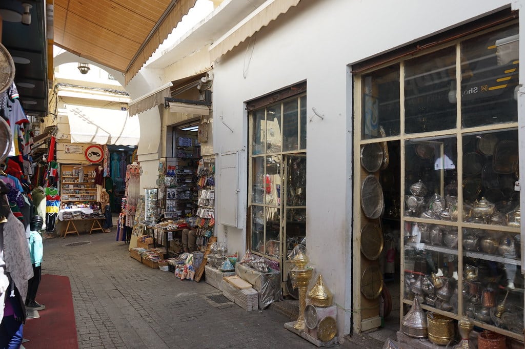 Souk/magasins dans la Médina de Tanger.