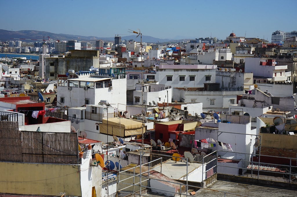 Vue sur les toits de la Medina depuis un rooftop du centre historique de Tanger.