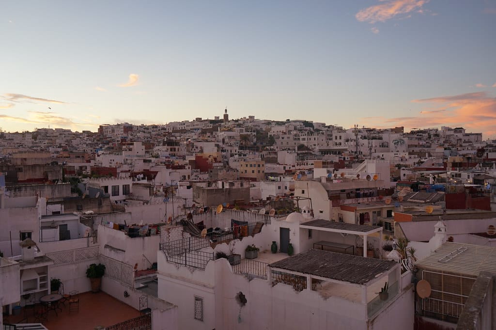 Vue sur les toits de la Medina depuis un rooftop du centre historique de Tanger au coucher du soleil.