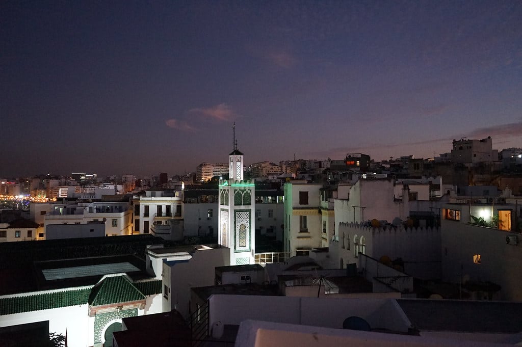 Vue sur la Grande Mosquée de la Medina depuis un rooftop du centre historique de Tanger.