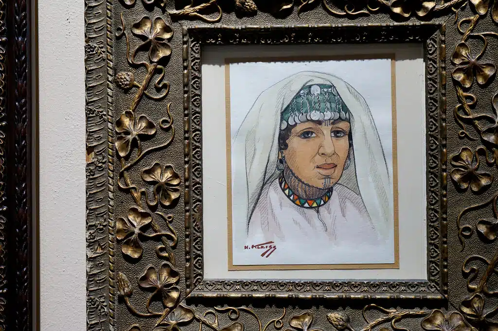 Portrait d'une femme en parure berbère par Hans Kleiss dans le Musée Dar Niaba à Tanger.