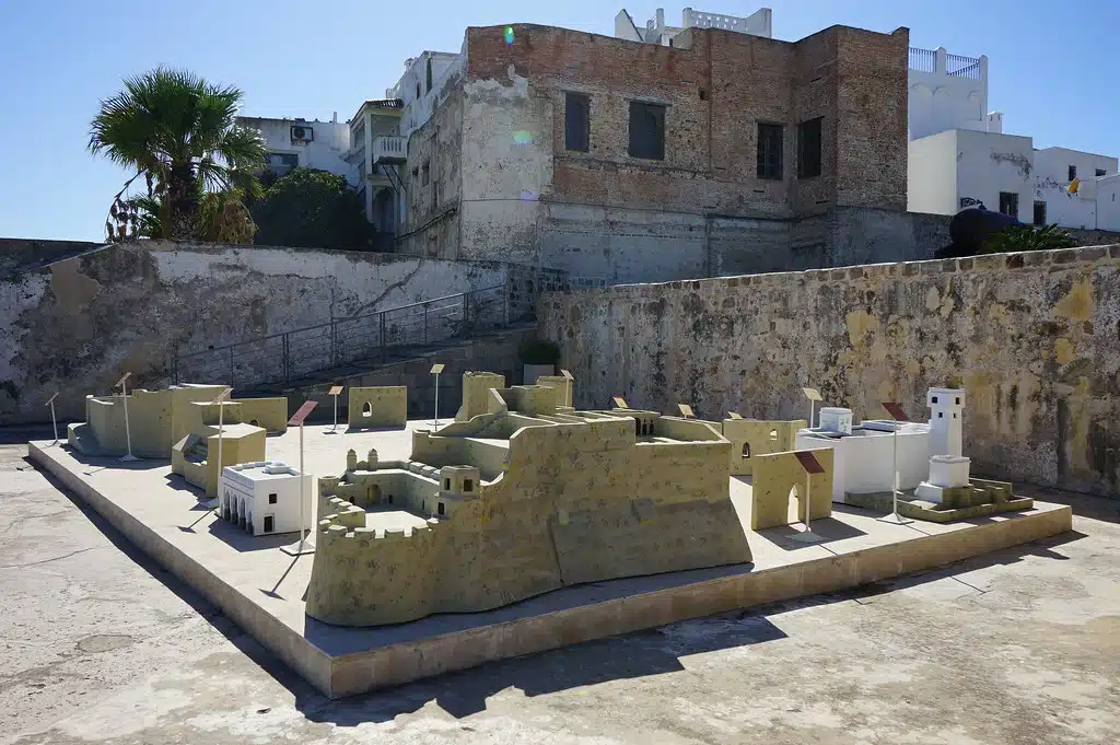 Représentations des portes de la ville dans le musée des fortifications à Tanger.