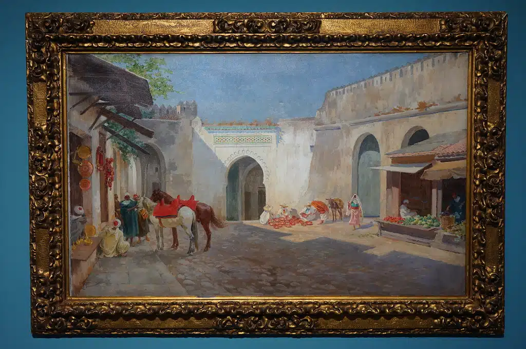 Porte Bab Semarine de la Médina de Tanger sur le tableau "Souk de Tanger" d'Enrique Simonet Lombardo. Dans le Musée de la Villa Harris à Tanger.