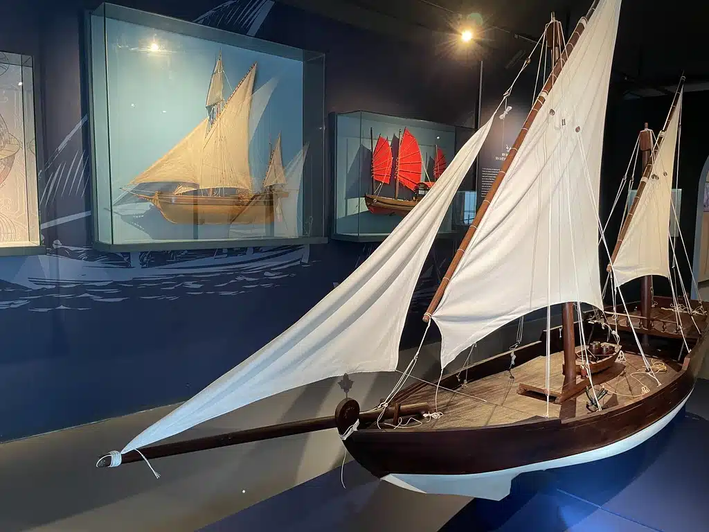 Maquettes de voiliers dans le musée Ibn Battouta de Tanger.