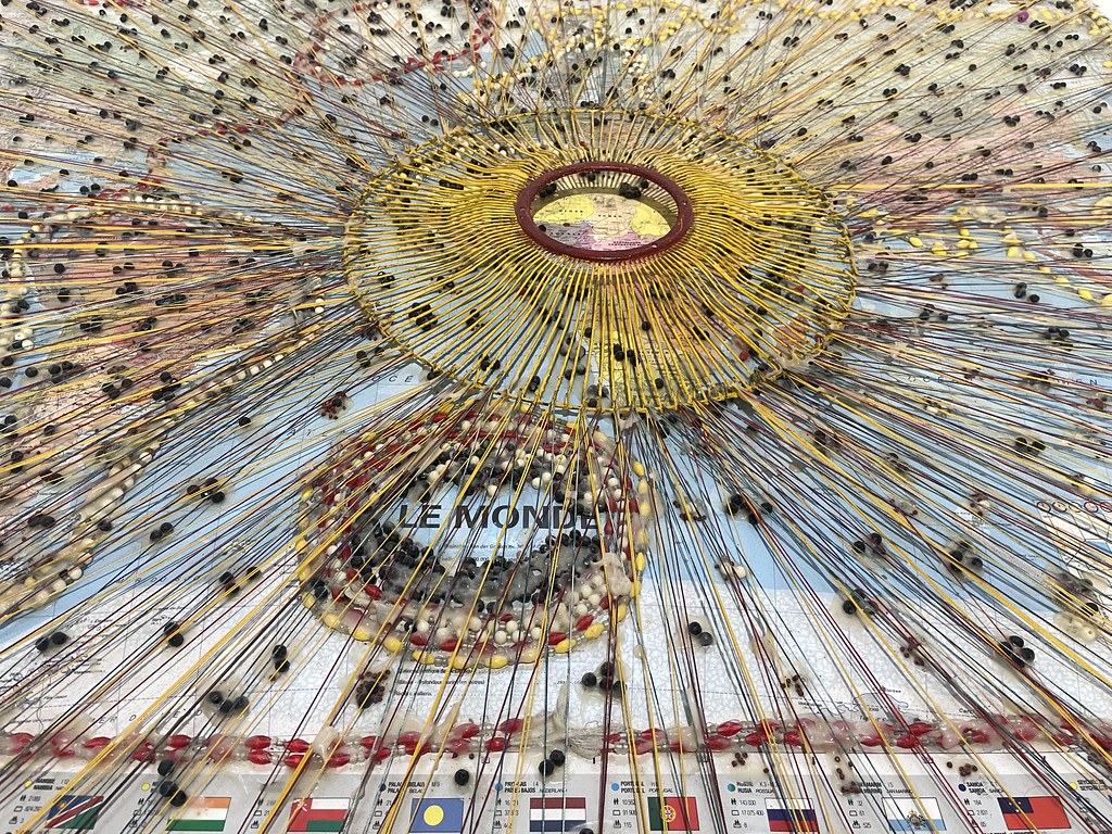 Détails d'une oeuvre d'Aston Benin lors de l'expo "Lumières d'Afrique" dans le musée de la Casbah à Tanger dans la partie dédiée à l'art contemporain.