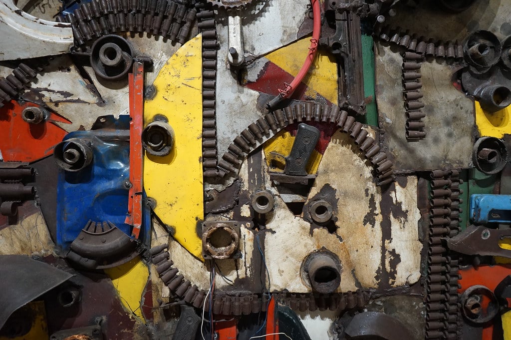 Détails d'une oeuvre de Goncalo Mabunda lors de l'expo "Lumières d'Afrique" dans le musée de la Casbah à Tanger dans la partie dédiée à l'art contemporain.