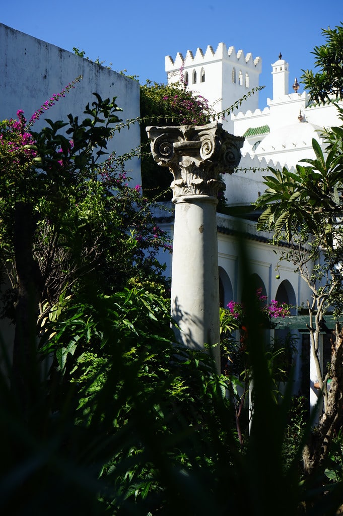 Colonne dans le jardin du musée de la Kasbah à Tanger.