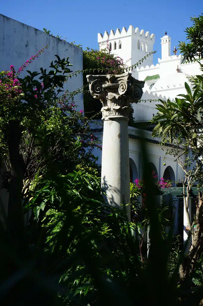 Colonne dans le jardin du musée de la Kasbah à Tanger.