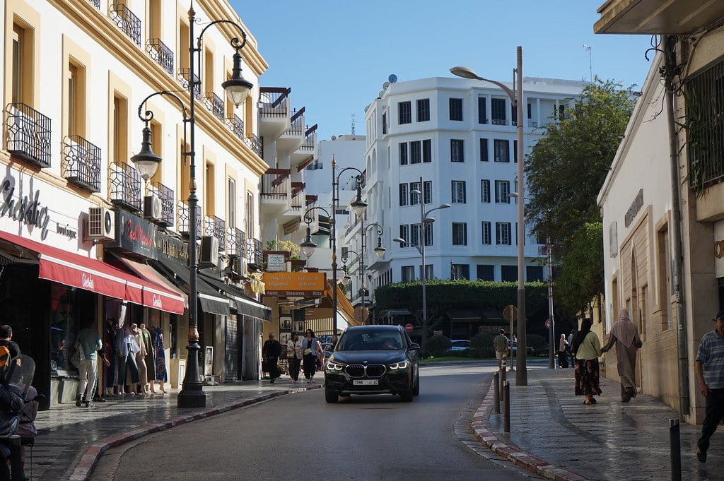 Rue de la liberté dans le centre-ville de Tanger.