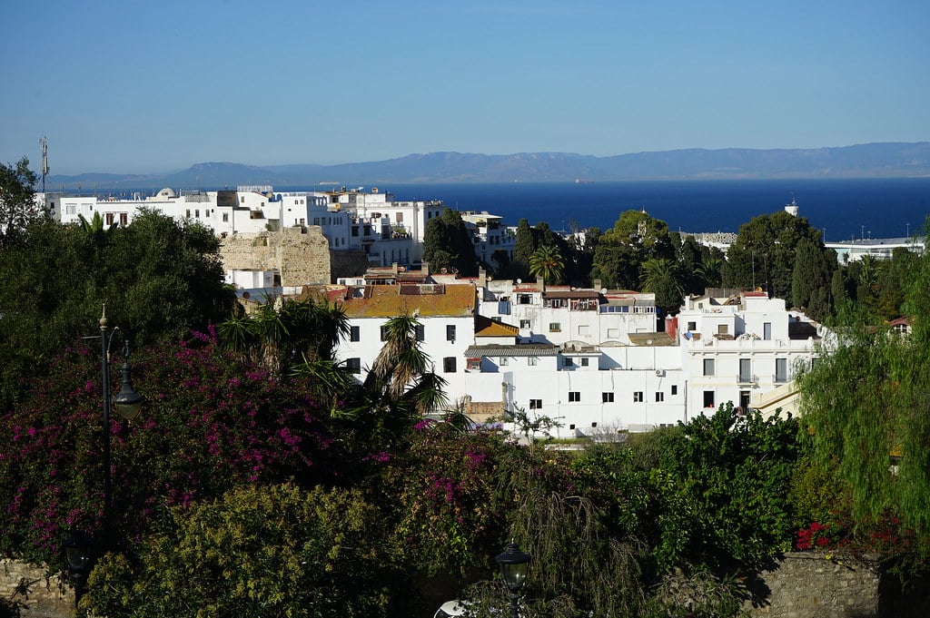 Vue sur la côte andalouse (sud de l'Espagne) depuis la place Faro dans le centre ville de Tanger.