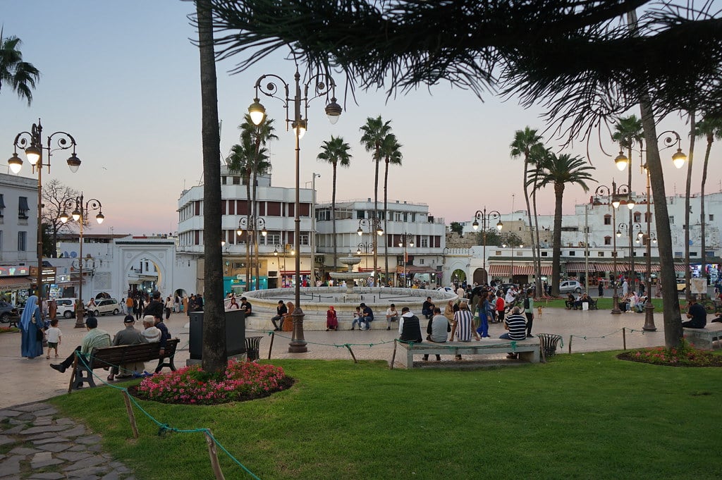 Place du Grand Socco en début de soirée à Tanger.