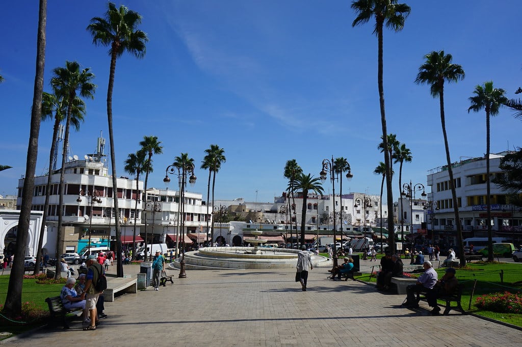 Place du Grand Socco à Tanger avec ses palmiers et sa fontaine à sec.