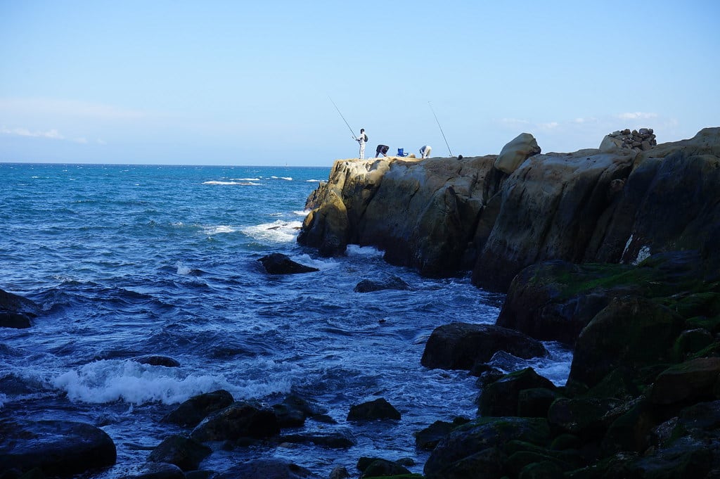 Pêcheurs sur la côte rocheuse (entre la plage de Merkala et le Cap Spartel) de Tanger en face de l'Espagne.