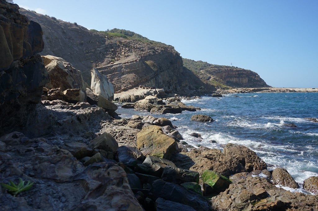 Côte rocheuse et spot de pêche après la plage de Merkala à Tanger en direction du Cap Spartel.