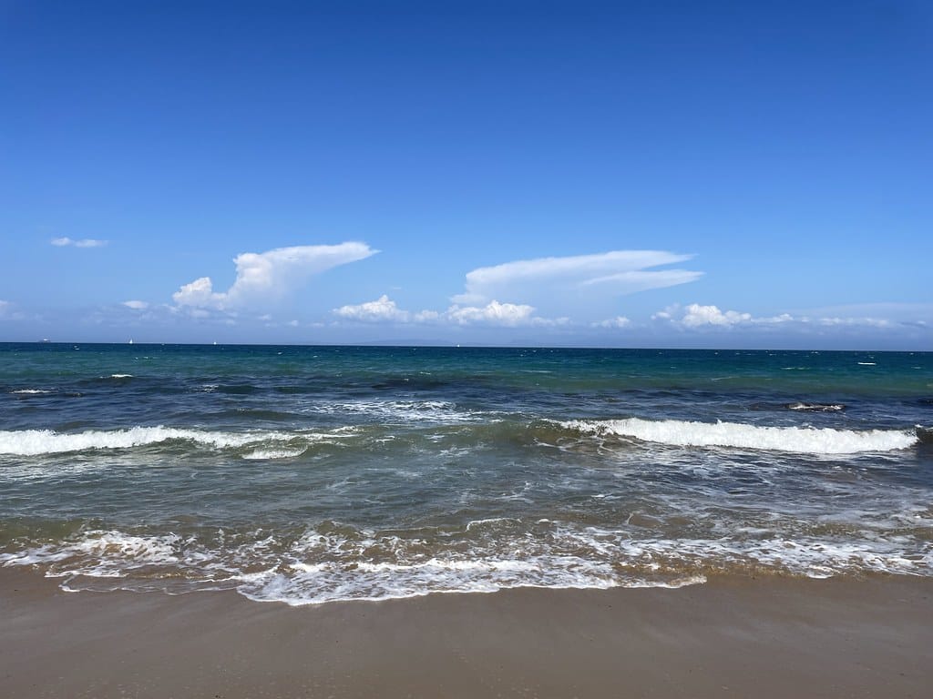 Sur la plage de Merkala à Tanger avec l'Espagne au bout du Detroit de Gibraltar.