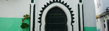 Porte noire et verte dans la Casbah de Tanger.