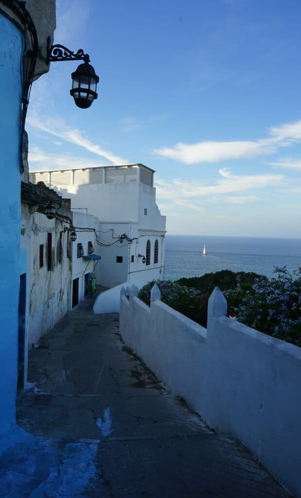 Voilier en mer après le coucher de soleil dans le quartier de Marshan à Tanger.