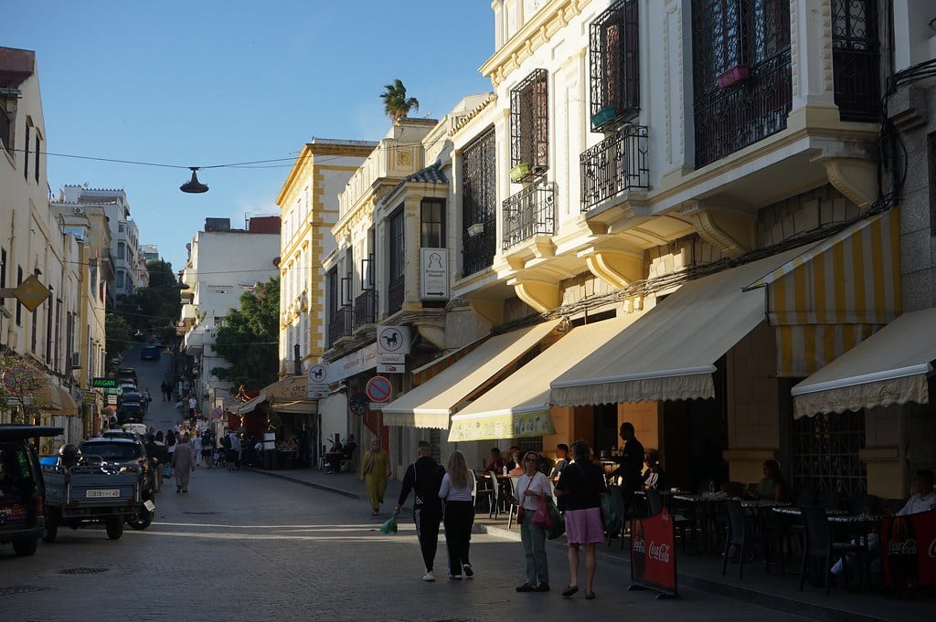 Café Colon avec la rue remontant vers la Casbah. Dans le quartier de Marchan à Tanger.
