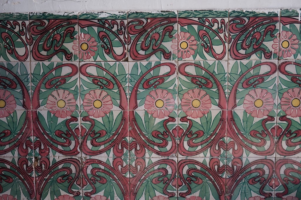 Carrelage Art Nouveau dans une cage d'escalier du quartier de Marchan à Tanger.