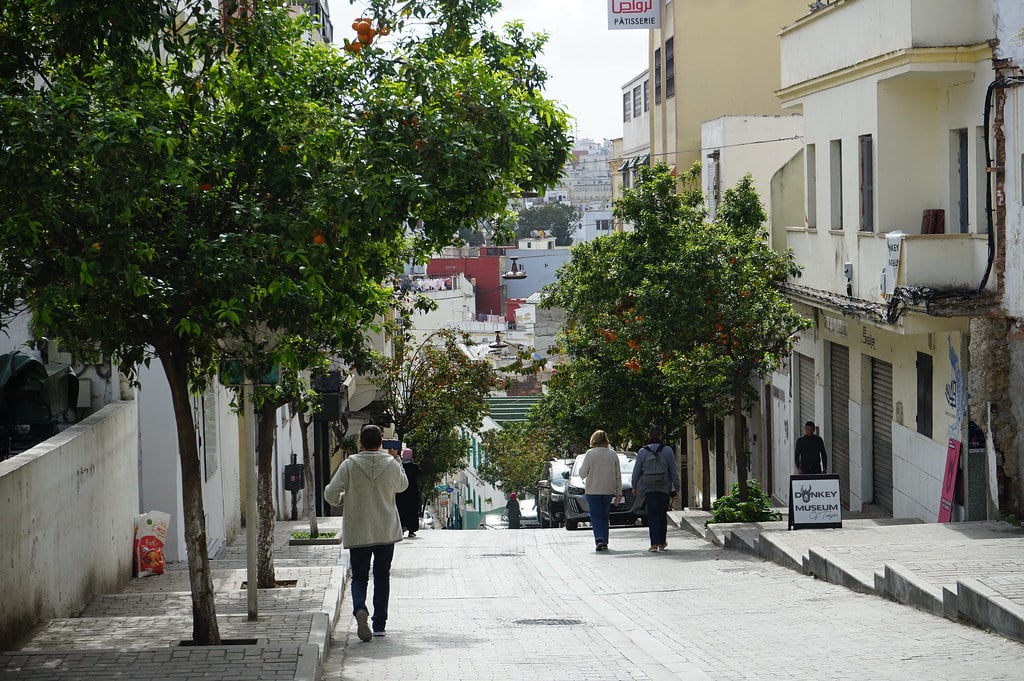 Rue de la Casbah planté d'orangers à Tanger.